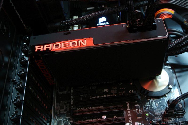 Φωτογραφίες ενός Review Sample της AMD R9 Fury X