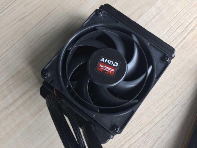 Φωτογραφίες ενός Review Sample της AMD R9 Fury X