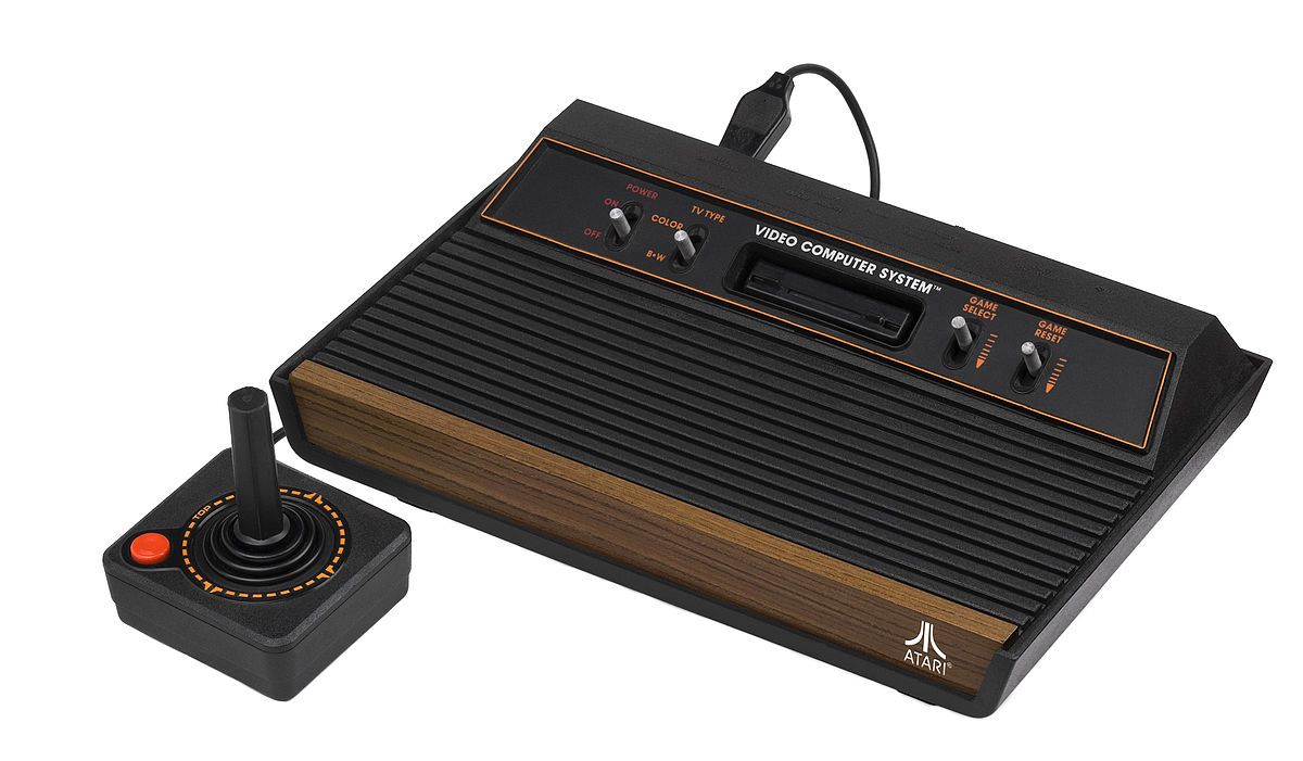 1200px-Atari-2600-Wood-4Sw-Set.jpg