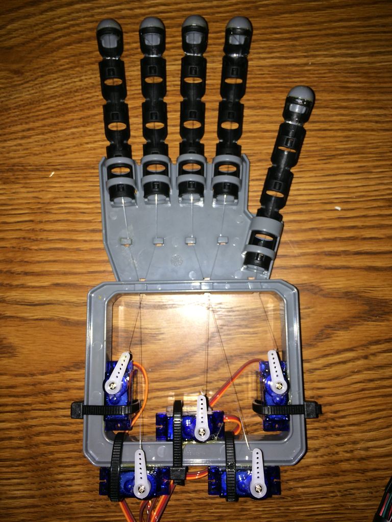 DIY: Ρομποτικό χέρι που κινείται με servos & Arduino