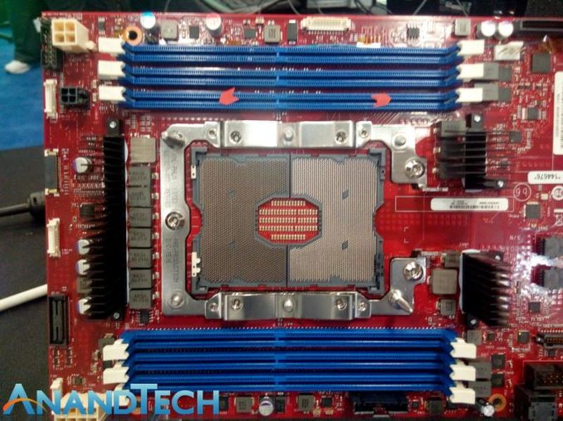 Το wafer ενός Intel Xeon Phi επιδεικνύεται στο SuperComputing 15